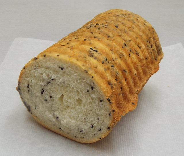 ごまラウンド食パン（ハーフ） (640x543)